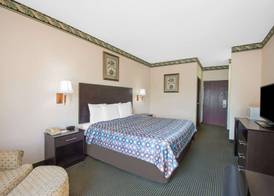 Days Inn by Wyndham Sullivan 3