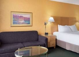 Ramada by Wyndham Tucson 4