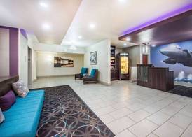 La Quinta Inn & Suites by Wyndham Fairborn Wright-Patterson 3