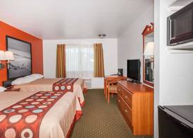 Super 8 by Wyndham Cloverdale Wine Country 2