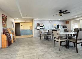 Super 8 by Wyndham Reedsburg 2