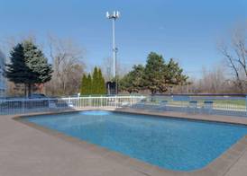 Travelodge by Wyndham Lansing IL 2