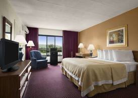 Ramada by Wyndham Pittsburgh/New Stanton 5