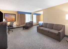 Days Inn & Suites by Wyndham Grand Rapids Near Downtown 3