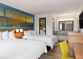 Day's Inn & Suites by Wyndham Indianapolis Airport East 5