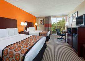 Howard Johnson by Wyndham Arlington Ballpark / Six Flags 4