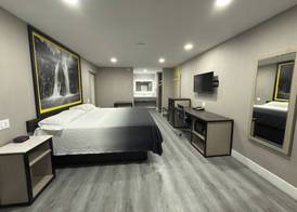 Super 8 by Wyndham Visalia 3