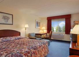Super 8 by Wyndham Manchester Airport 5