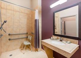 La Quinta Inn & Suites by Wyndham Lumberton 4