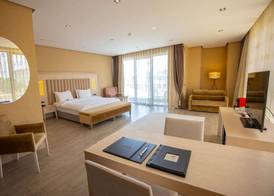 Hilly Hotel 3