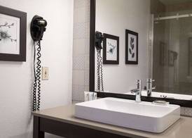 Country Inn & Suites by Radisson, Platteville, WI 5