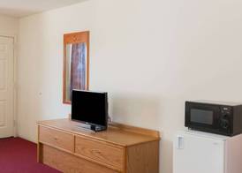 Days Inn by Wyndham Castaic Six Flags Magic Mountain 4