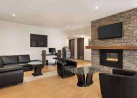 Days Inn by Wyndham Montreal East 2