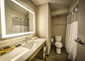 Best Western Plus Media Center Inn & Suites 4