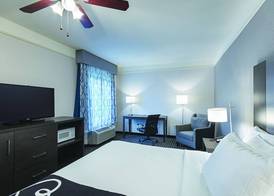 La Quinta by Wyndham Conroe 4
