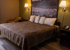 Super 8 by Wyndham Mississauga 5