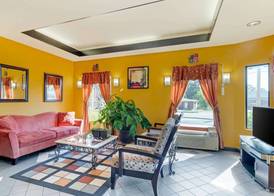 Econo Lodge Inn & Suites 3