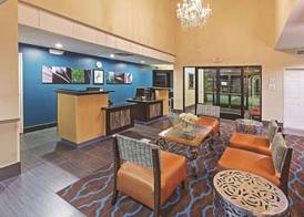 La Quinta Inn & Suites by Wyndham Pasadena 2
