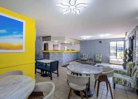 Days Inn & Suites by Wyndham Fort Bragg/Cross Creek Mall 3