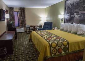 Econo Lodge Canton North 5
