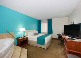 Howard Johnson by Wyndham Evansville East 4