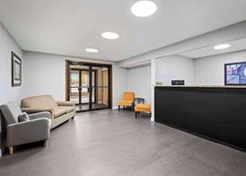 Super 8 by Wyndham Waverly 3