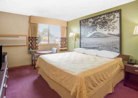Super 8 by Wyndham Normal Bloomington 5