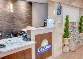 Days Inn by Wyndham St. Petersburg / Tampa Bay Area 2