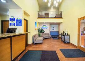Days Inn by Wyndham Evansdale Waterloo 3