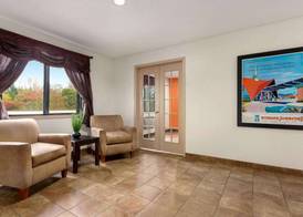 Howard Johnson by Wyndham Waterloo/Cedar Falls 2