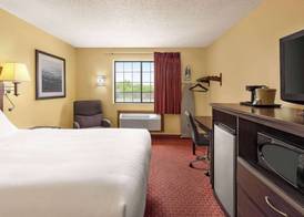 Baymont by Wyndham Cedar Rapids 5