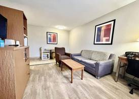 Days Inn & Suites by Wyndham Arlington Near Six Flags 4