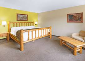 Super 8 by Wyndham Davenport 4