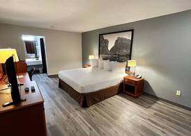 Super 8 by Wyndham Sealy 5