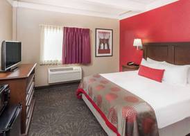 Ramada by Wyndham Hammond Hotel & Conference Center 3