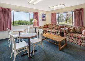 Super 8 by Wyndham Hebron Lowell Area 2