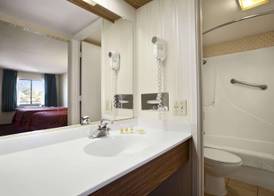 Days Inn by Wyndham Gilroy 2