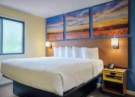 Days Inn & Suites by Wyndham Waterloo 5