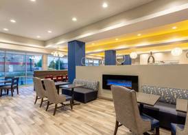 La Quinta Inn and Suites by Wyndham Bloomington 5