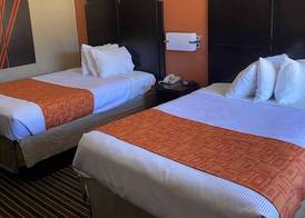 Howard Johnson by Wyndham Historic Lake Charles 3
