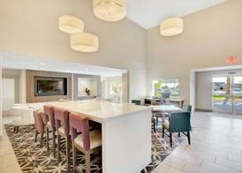 La Quinta Inn & Suites by Wyndham Las Vegas Nellis 4