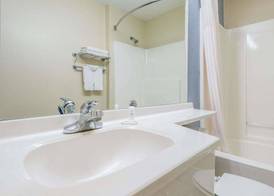 MICROTEL INN & SUITES BY WYNDHAM KANSAS CITY AIRP 3