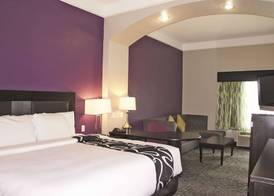 La Quinta Inn & Suites by Wyndham Pearland - Houston South 4