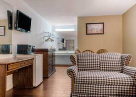Econo Lodge Holland - Toledo 5