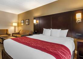 Comfort Inn & Suites near Six Flags 3