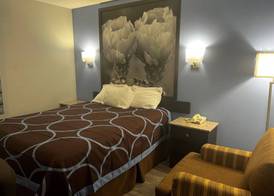 Super 8 by Wyndham Cleveland TX 4