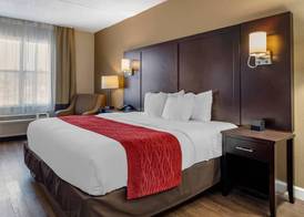 Comfort Inn & Suites near Six Flags 5