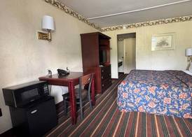Rodeway Inn Dunmore 4