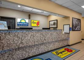 Super 8 by Wyndham Perrysburg-Toledo 2