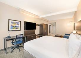 Holiday Inn Express & Suites DELAFIELD by IHG 4